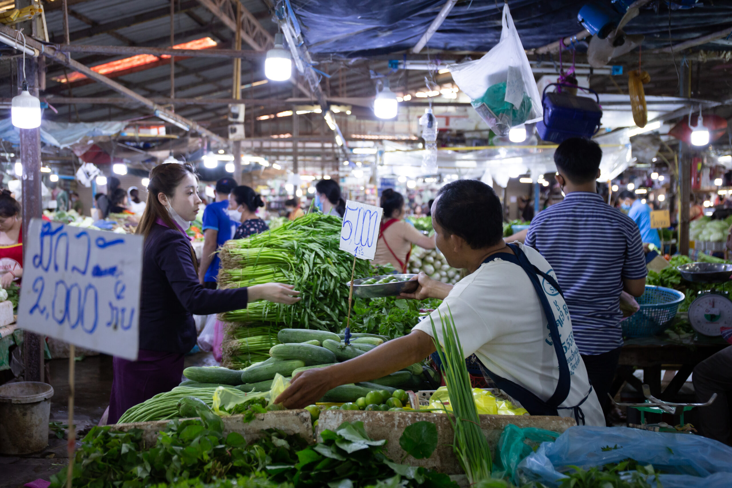 ลาวขึ้นค่าแรงขั้นต่ำแล้ว ช่วยประชาชนดิ้นรนเอาชีวิตรอด ช่วงทุกอย่างแพง
