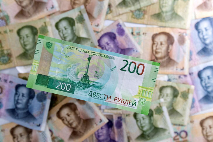 Illustration shows Russian Rouble and Chinese Yuan banknotes เงินหยวน