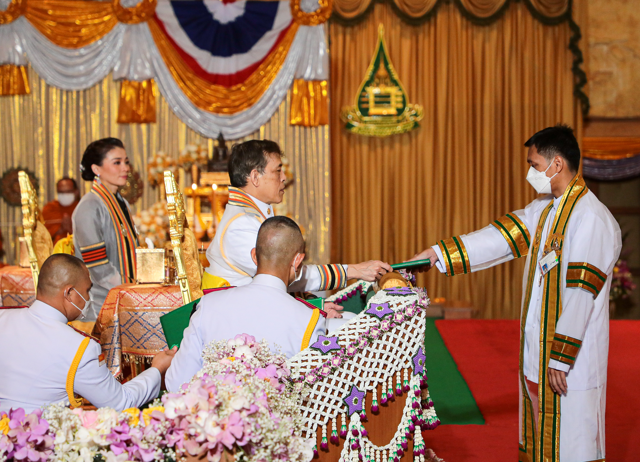 ในหลวง พระราชินี พระราชทานปริญญาบัตร แก่ผู้สำเร็จการศึกษา มสธ. วันที่ 2