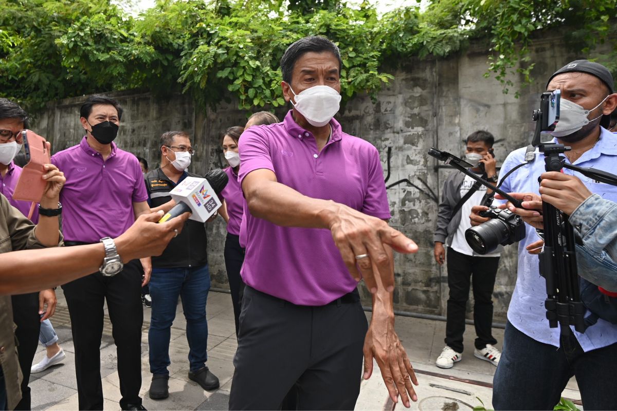 ชัชชาติลงพื้นที่โค้งศาลอาญารัชดา หลังกระบะชนเสาไฟฟ้า ดับ 5 ศพ