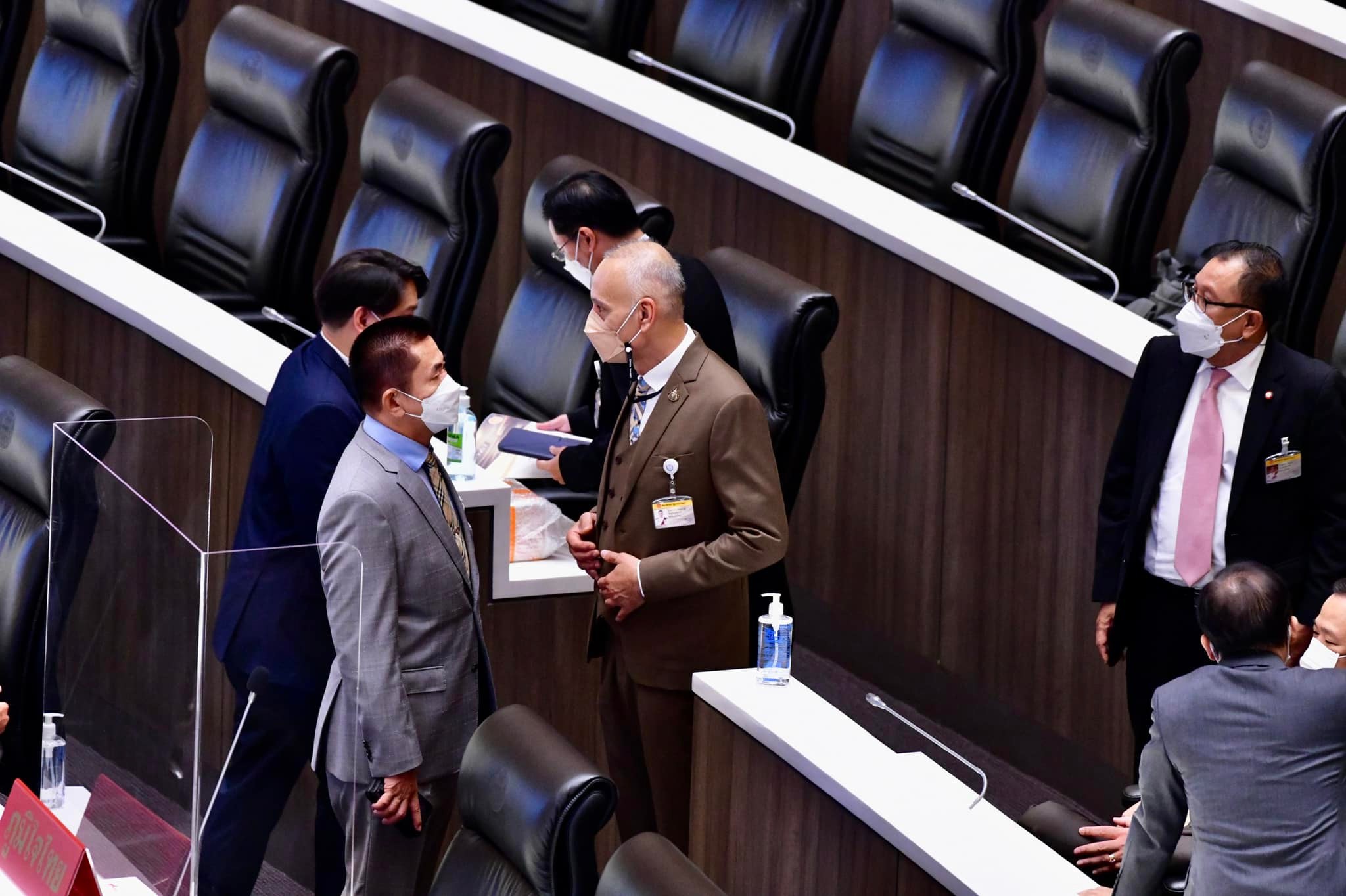 ชาดา ไทยเศรษฐ์ คือใคร หลังเดินตบหน้าณัฐวุฒิกลางสภา