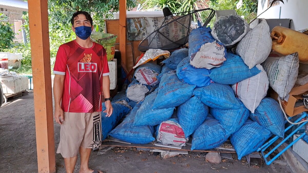 นายธีระ อมรพล พ่อค้าร้านของชำ