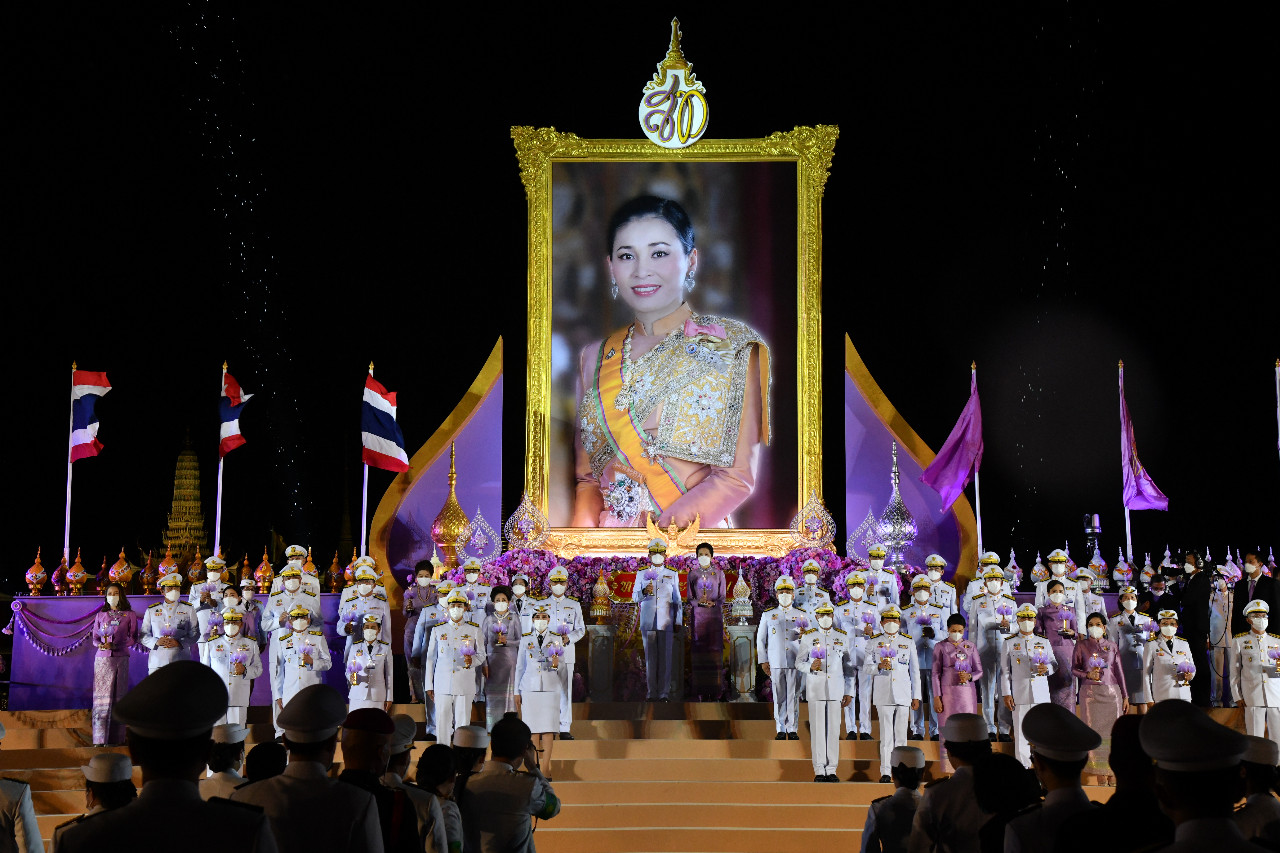 นายกฯ จุดเทียนถวายพระพร พระราชินี