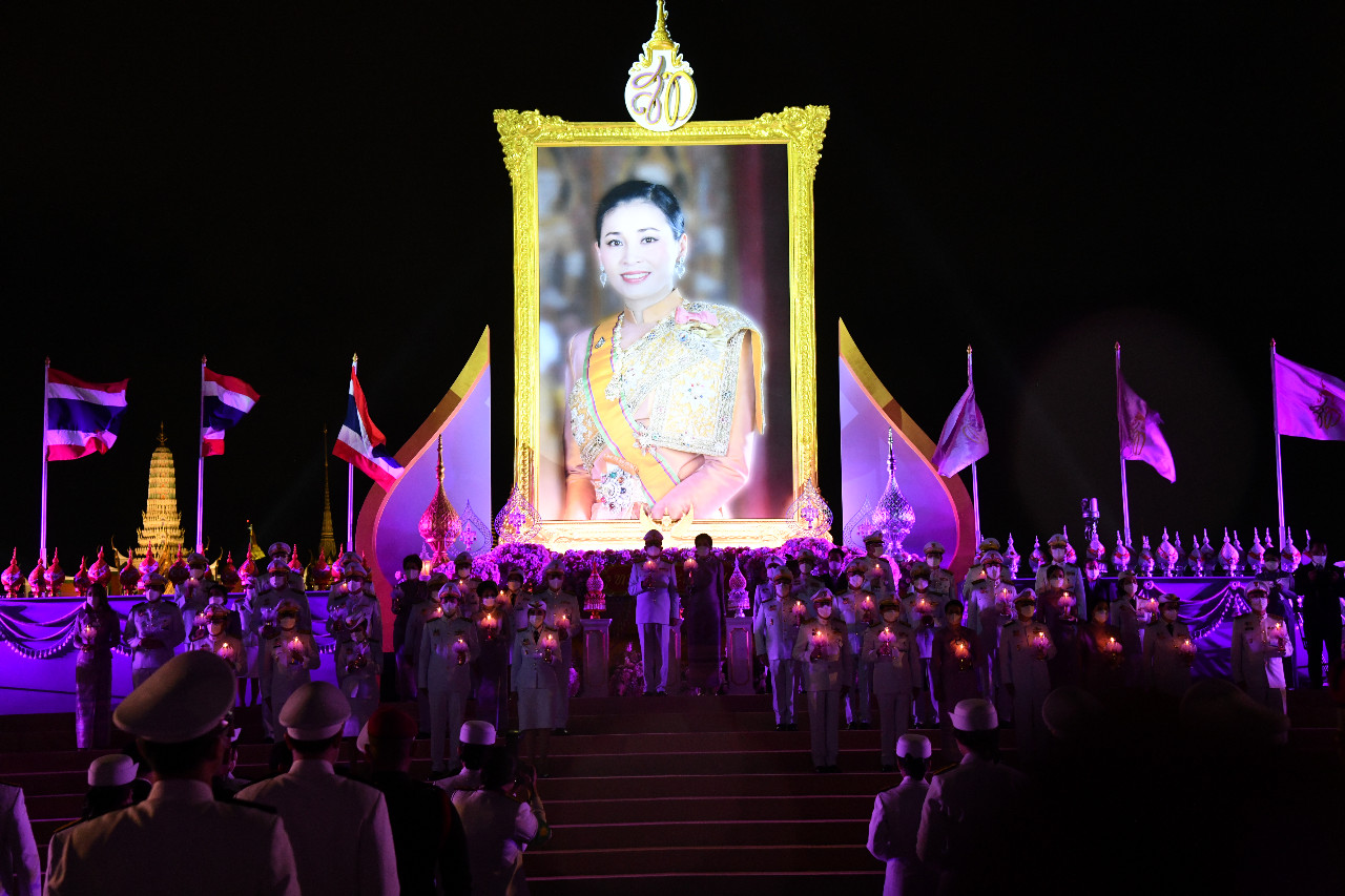 นายกฯ จุดเทียนถวายพระพร พระราชินี