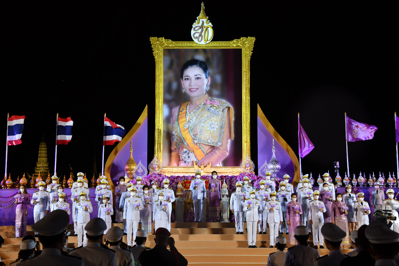 ประยุทธ์ นำจุดเทียนชัยถวายพระพร พระราชินี เปล่งเสียง ทรงพระเจริญ