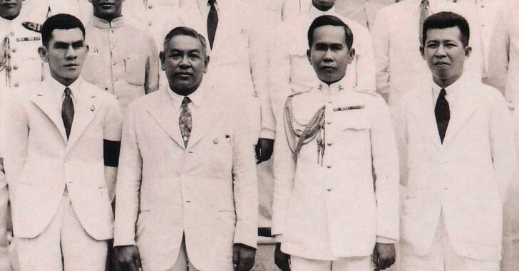 (จากซ้าย) หลวงธำรงนาวาสวัสดิ์, พระยาพหลพลพยุหเสนา, จอมพล ป. พิบูลสงคราม และปรีดีพนมยงค์ ในรัฐบาลพระยาพหลฯ ยุคปลาย 2480 (ภาพจากหนังสือ สมุดภาพพระยาพหลพลพยุหเสนา ภาค 1 จัดพิมพ์โดยสำนักพิมพ์ต้นฉบับ, 2556) (จากซ้าย) หลวงธำรงนาวาสวัสดิ์, พระยาพหลพลพยุหเสนา, จอมพล ป. พิบูลสงคราม และปรีดีพนมยงค์ ในรัฐบาลพระยาพหลฯ ยุคปลาย 2480 (ภาพจากหนังสือ สมุดภาพพระยาพหลพลพยุหเสนา ภาค 1 จัดพิมพ์โดยสำนักพิมพ์ต้นฉบับ, 2556)