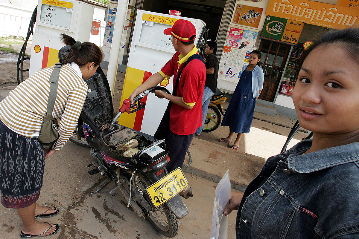เงินกีบอ่อนค่าป่วนค้าชายแดน คู่ค้าไทยขอจ่ายสด-รับเงินบาท