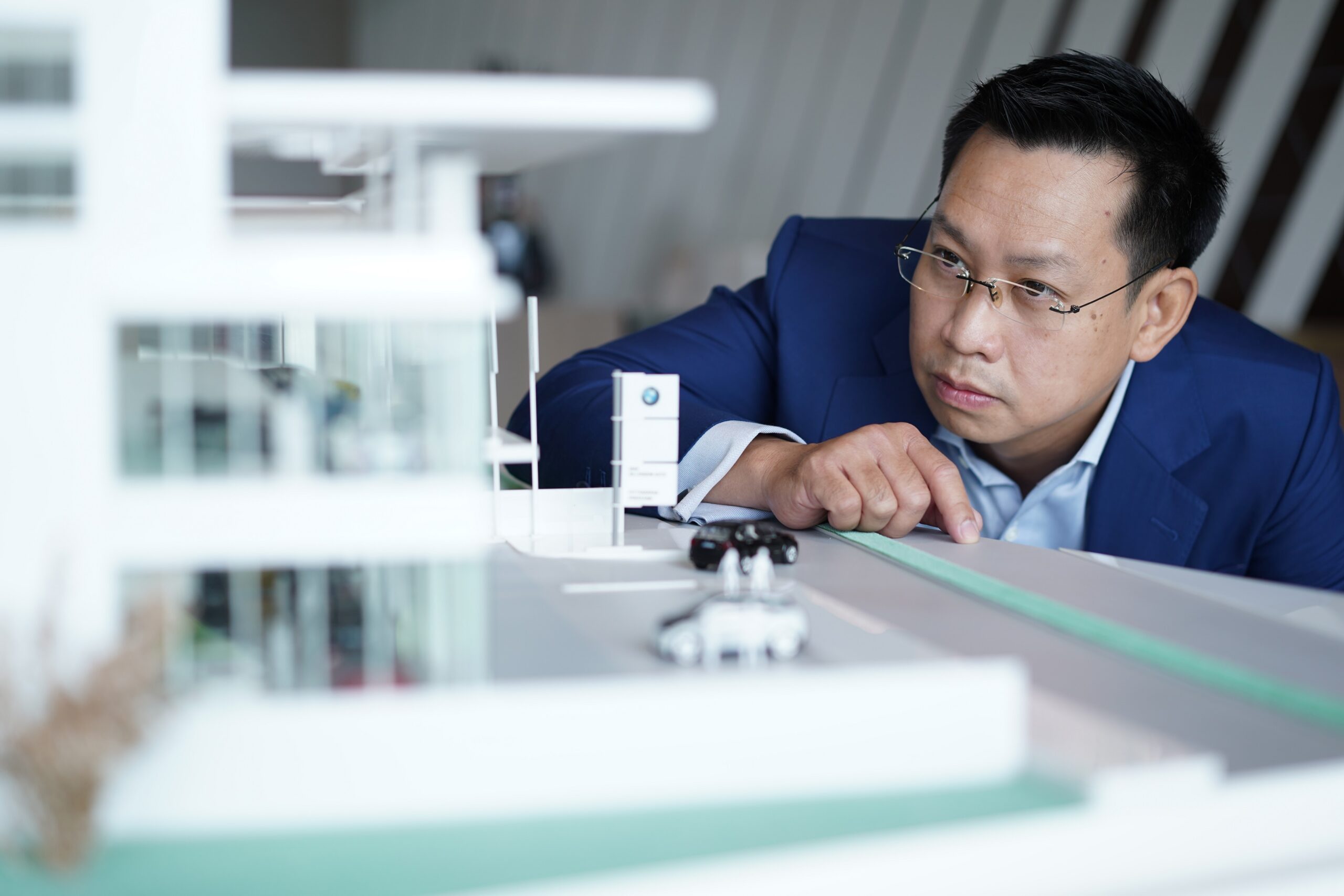 “วีทู ดีไซน์ สตูดิโอ” พลิก Automotive Retail ด้วย ดีไซน์