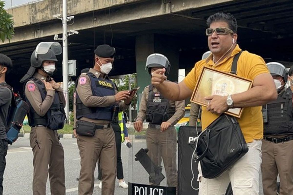 เค ร้อยล้าน บุกม็อบแยกดินแดง ตำรวจรีบนำตัวออกจากพื้นที่