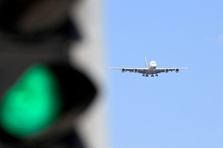 เครื่องบินแบบแอร์บัสเอ380 สายการบินเอมิเรตต์กำลังลงจอดที่ท่าอากาศยานลอนดอน ฮีทโธรว์
