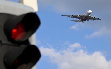เครื่องบินแอร์บัส เอ380 ของสายการบินเอมิเรตส์ กำลังร่อนลงจอดที่ท่าอากาศยานลอนดอนฮีทโธรว์