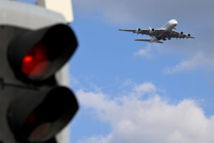 เครื่องบินแอร์บัส เอ380 ของสายการบินเอมิเรตส์ กำลังร่อนลงจอดที่ท่าอากาศยานลอนดอนฮีทโธรว์
