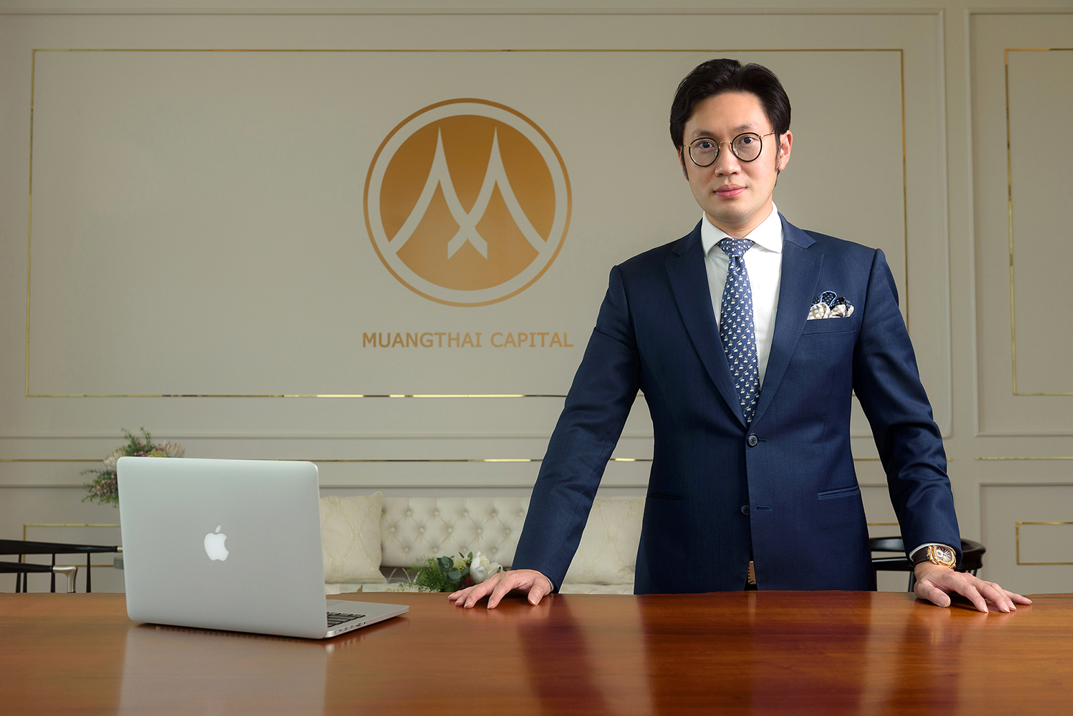 นายปริทัศน์ เพชรอำไพ รองกรรมการผู้จัดการ บริษัท เมืองไทย แคปปิตอล จำกัด (มหาชน)