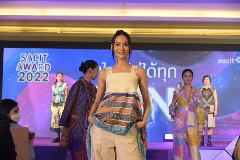 สศท. แถลงข่าวเปิดตัวโครงการ SACIT AWARD 2022 “ผ้าไทยใส่ได้ทุก Gen” เชิญชวนนักออกแบบร่วมสร้างสรรค์แฟชั่นชุดจากผ้าไทยร่วมสมัย