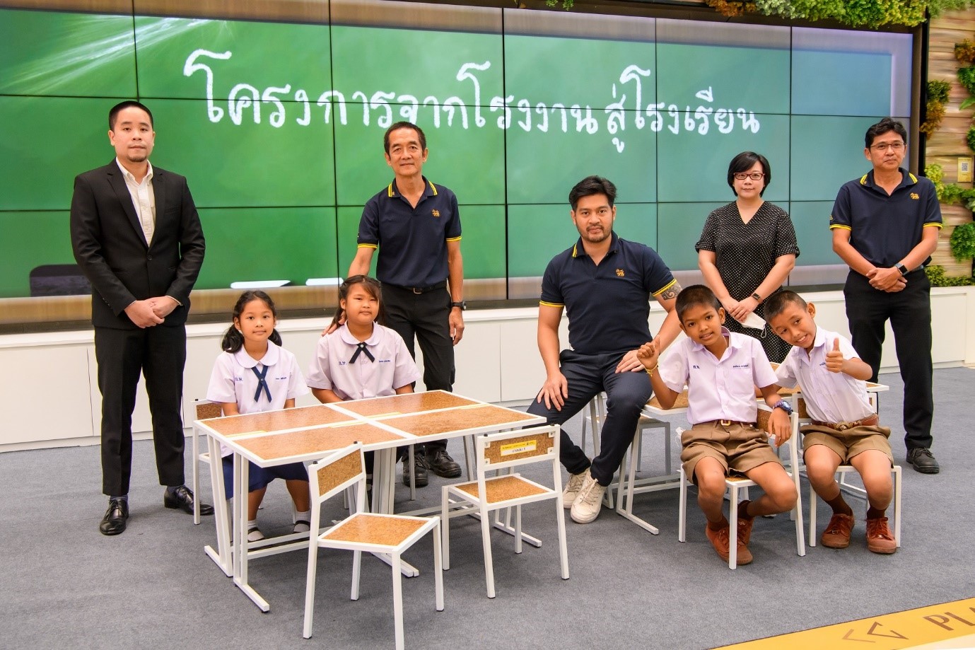 สิงห์ เบเวอเรชเปิดโครงการ “จากโรงงานสู่โรงเรียน” จับมือ ม.ศิลปากร ผลิตโต๊ะเก้าอี้นักเรียนจาก “กากข้าวมอลต์” มอบให้ 15 โรงเรียนใน จ.นครปฐม