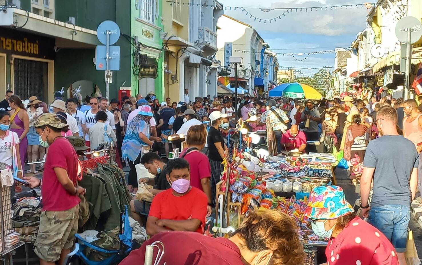 ถนนคนเดิน ”ภูเก็ต หลาดใหญ่” นักท่องเที่ยวยังคึกคัก ไม่หวั่นพบผู้ติดเชื้อฝีดาษลิง
