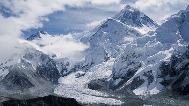 ธารน้ำแข็งคุมบู (Khumbu glacier) ในภูมิภาคเอเวอเรสต์