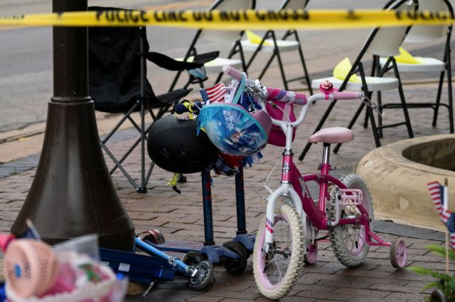 จักรยานของเด็กเล็กถูกทิ้งไว้ในจุดที่ประชาชนถูกยิงในเมืองไฮห์แลนด์ พาร์ค