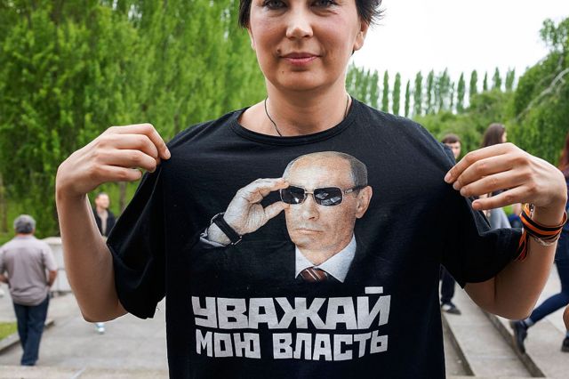 เสื้อยืดที่มีหน้าปูติน "เคารพอำนาจของฉัน"