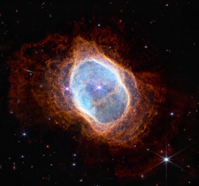 เนบิวลาวงแหวนซีกโลกใต้ (Southern Ring Nebula) เป็นซากของดาวฤกษ์ที่สิ้นอายุขัย