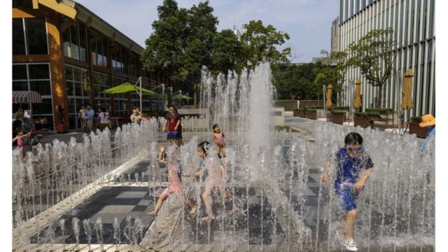 เด็ก ๆ เล่นน้ำพุในเมืองเซี่ยงไฮ้