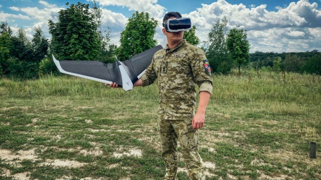 ทหารชาวยูเครนสวมอุปกรณ์เพื่อเตรียมบินโดรน