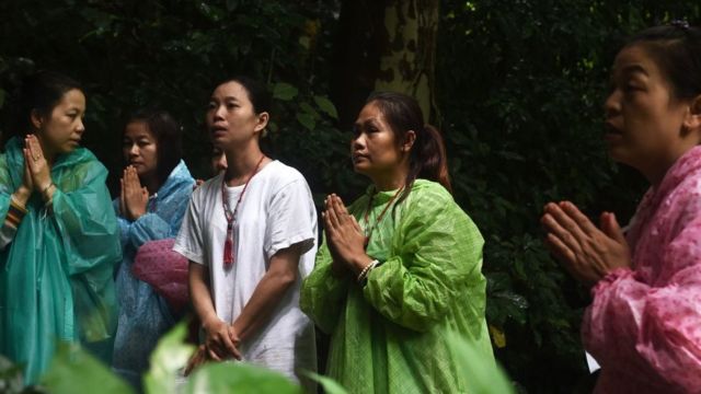 บรรดาญาติของเด็กชายที่ติดอยู่ในถ้ำ