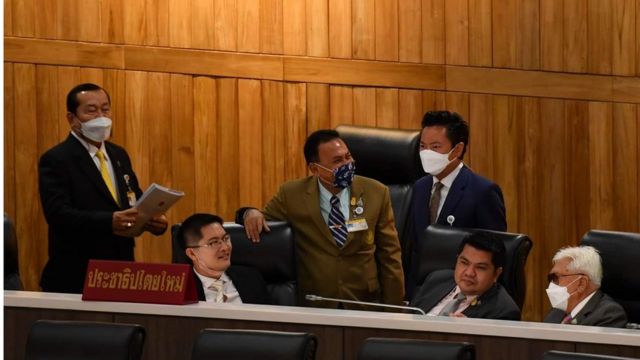 นายพิเชษฐ สถิรชวาล (ขวาสุด) พูดคุยกับ ส.ส. พรรคเสียงเดียวท้ายห้องประชุมสภา