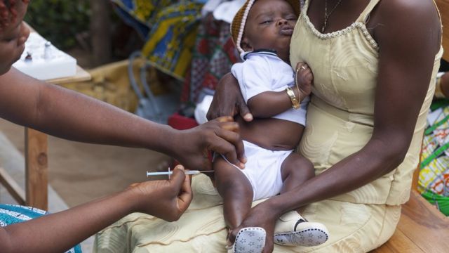 เด็กกำลังถูกฉีดวัคซีน