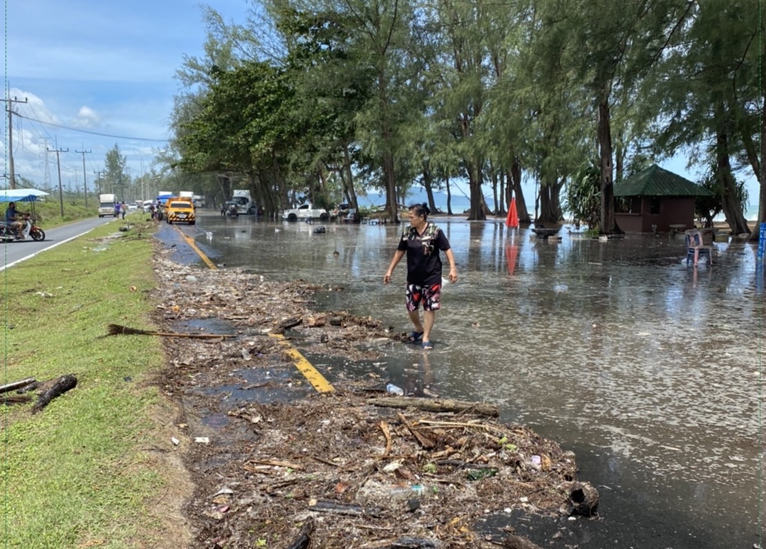 ภูเก็ตเตือน พายุโซนร้อน “ชบา” หนุนน้ำทะเลสูงท่วมหาดทรายแก้ว