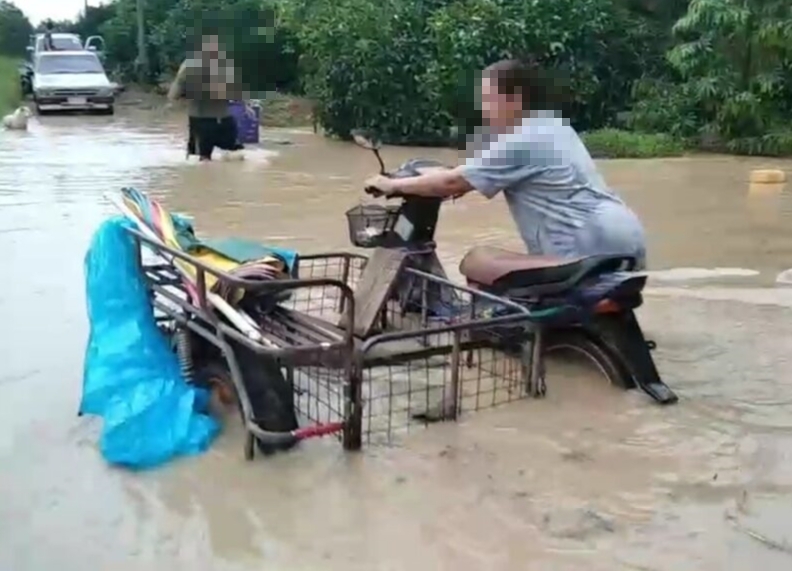 ระยองน้ำป่าทะลัก ฝนตกหนักหลายชั่วโมง ชาวบ้านขนของหนีวุ่น
