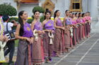 MUT 2022 : 30 สาวงาม ใส่ชุดไทยสุดสง่า ตักบาตรขอพรเสริมสิริมงคล