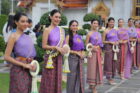 MUT 2022 : 30 สาวงาม ใส่ชุดไทยสุดสง่า ตักบาตรขอพรเสริมสิริมงคล
