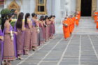 MUT 2022 : 30 สาวงาม ใส่ชุดไทยสุดสง่า ตักบาตรขอพรเสริมสิริมงคล