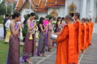 MUT 2022 : 30 สาวงาม ใส่ชุดไทยสุดสง่า ตักบาตรขอพรเสริมสิริมงคล