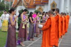 MUT 2022 : 30 สาวงาม ใส่ชุดไทยสุดสง่า ตักบาตรขอพรเสริมสิริมงคล