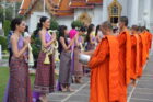 MUT 2022 : 30 สาวงาม ใส่ชุดไทยสุดสง่า ตักบาตรขอพรเสริมสิริมงคล