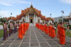 MUT 2022 : 30 สาวงาม ใส่ชุดไทยสุดสง่า ตักบาตรขอพรเสริมสิริมงคล
