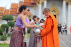 MUT 2022 : 30 สาวงาม ใส่ชุดไทยสุดสง่า ตักบาตรขอพรเสริมสิริมงคล