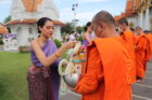 MUT 2022 : 30 สาวงาม ใส่ชุดไทยสุดสง่า ตักบาตรขอพรเสริมสิริมงคล