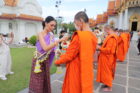 MUT 2022 : 30 สาวงาม ใส่ชุดไทยสุดสง่า ตักบาตรขอพรเสริมสิริมงคล