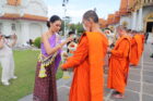 MUT 2022 : 30 สาวงาม ใส่ชุดไทยสุดสง่า ตักบาตรขอพรเสริมสิริมงคล