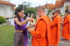 MUT 2022 : 30 สาวงาม ใส่ชุดไทยสุดสง่า ตักบาตรขอพรเสริมสิริมงคล