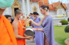 MUT 2022 : 30 สาวงาม ใส่ชุดไทยสุดสง่า ตักบาตรขอพรเสริมสิริมงคล