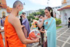 MUT 2022 : 30 สาวงาม ใส่ชุดไทยสุดสง่า ตักบาตรขอพรเสริมสิริมงคล