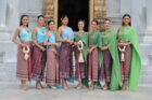 MUT 2022 : 30 สาวงาม ใส่ชุดไทยสุดสง่า ตักบาตรขอพรเสริมสิริมงคล