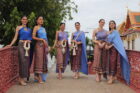 MUT 2022 : 30 สาวงาม ใส่ชุดไทยสุดสง่า ตักบาตรขอพรเสริมสิริมงคล