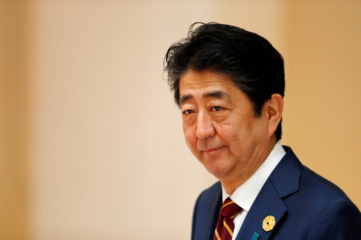 FILE PHOTO: Japan's Prime Minister Shinzo Abe attends the APEC Economic Leaders' Meeting in Danang, Vietnam ชินโซ อาเบะ อดีตนายกรัฐมนตรีญี่ปุ่น เสียชีวิตแล้ว