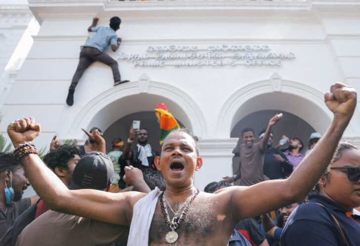 Protest outside the office of Sri Lanka's PM Ranil Wickremesinghe, in Colombo ศรีลังกา: ต้นตอวิกฤตคืออะไร สถานการณ์รุนแรงแค่ไหน จะเกิดอะไรขึ้นต่อไป