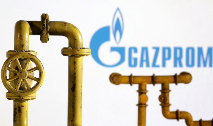 Illustration shows natural gas pipeline and Gazprom logo ก๊าซพรอมของรัสเซียแจ้งลูกค้ายุโรป ไม่รับประกันการจัดส่งก๊าซ อ้างเหตุสุดวิสัย